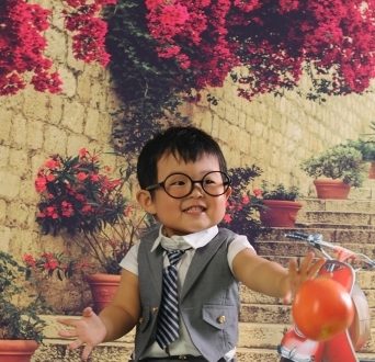 这苹果塑料的，也不好啃呀