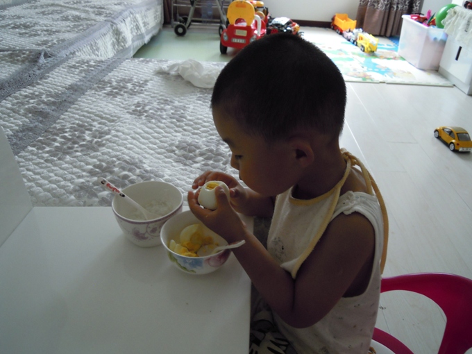 今天的早饭是煮鸡蛋和米粥——数以千万的中国妈妈的选择。
