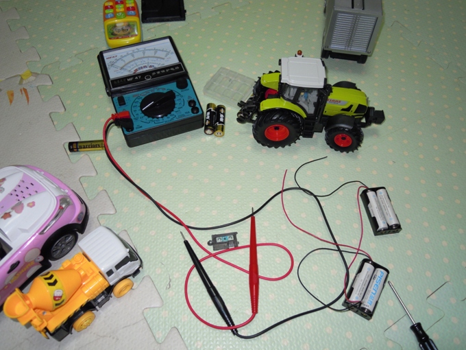 爸爸给我准备了一些工具：万用表、电池、电池盒、螺丝刀等。