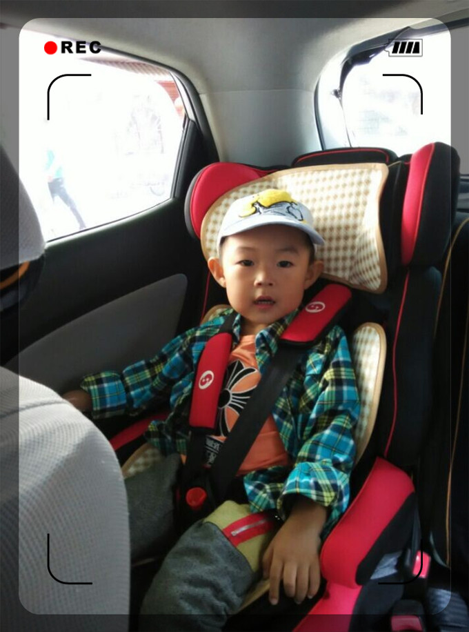 2014年10月的一个早上，峻熙在去幼儿园的路上。