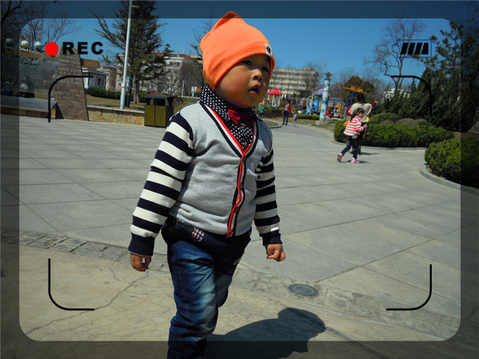 2014年的初春，峻熙在儿童公园。