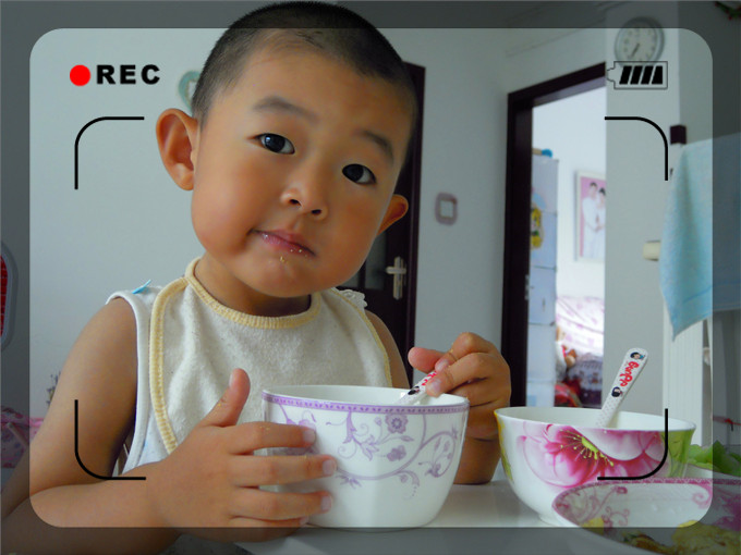 2014年的夏天，峻熙可以自己吃饭了。