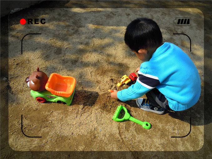 2014年十一，峻熙在儿童公园挖沙子。