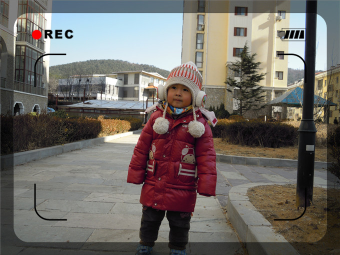 2015年1月中旬，峻熙爸爸带他出去溜溜。