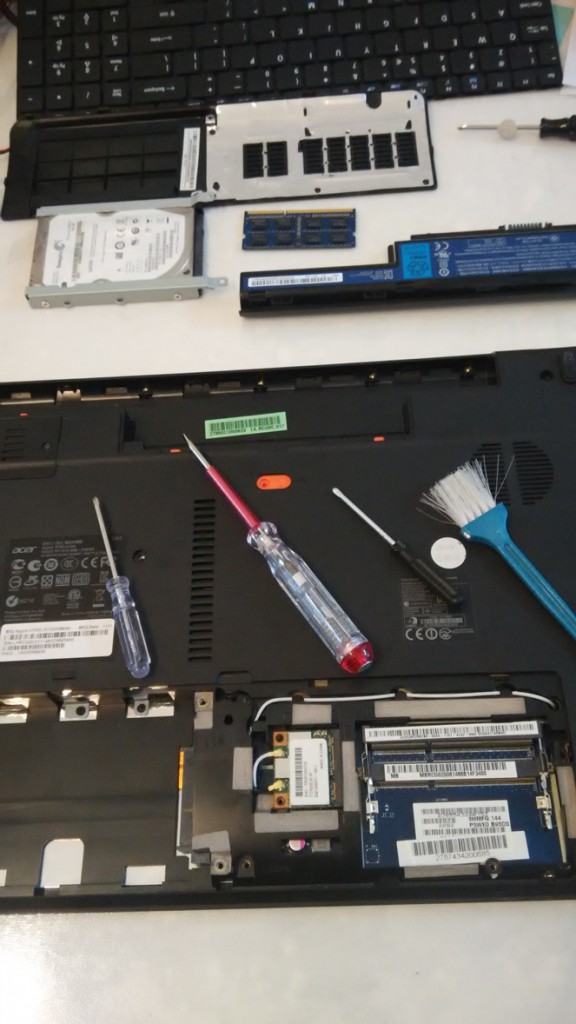 拆机的工具和部分卸下的零件。